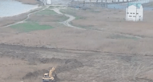 Трактор работает на берегу озера Ак-Гель. Стоп-кадр видео из Telegram-канала