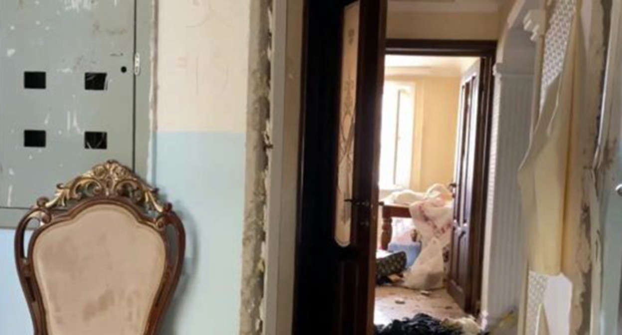 На месте, где проходила спецоперация в Каспийске. Скриншот видео РИА "Новости" https://riamediabank.ru/media/8653349.html