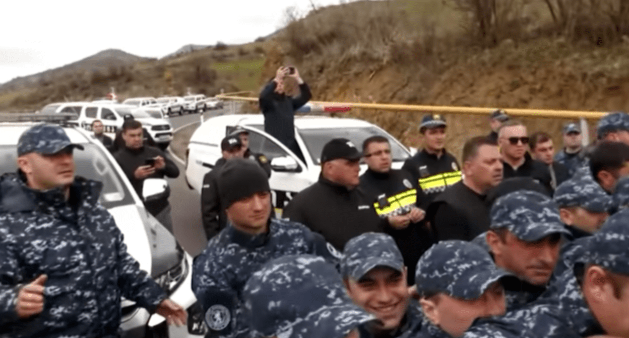 Силовики сдерживают протестующих в Адигени. Стоп-кадр видео телекомпании "Пирвели" от 05.04.23, https://tvpirveli.ge/ka/siaxleebi/politika/65081-gadaketili-gzebi-chkhubi-da-dapirispireba-mobilizebuli-spetsrazmi-ra-khdeba 