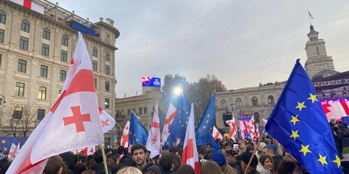 Флаги Грузии и ЕВ. Фото: https://sova.news/2023/12/15/gruziya-prazdnuet-prisvoenie-statusa-kandidata-v-es/ включен в реестр инагентов