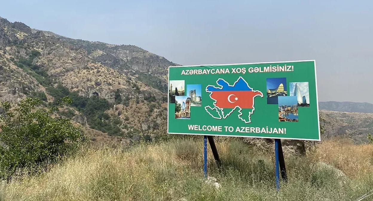 Знак обозначает границу между Арменией и Азербайджаном. Фото: Джошуа Кучера https://russian.eurasianet.org/
