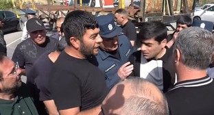 Перекрытие трассы в Армении, стоп-кадр видео NEWS AM https://www.youtube.com/watch?v=rQWnzzh_tAI 