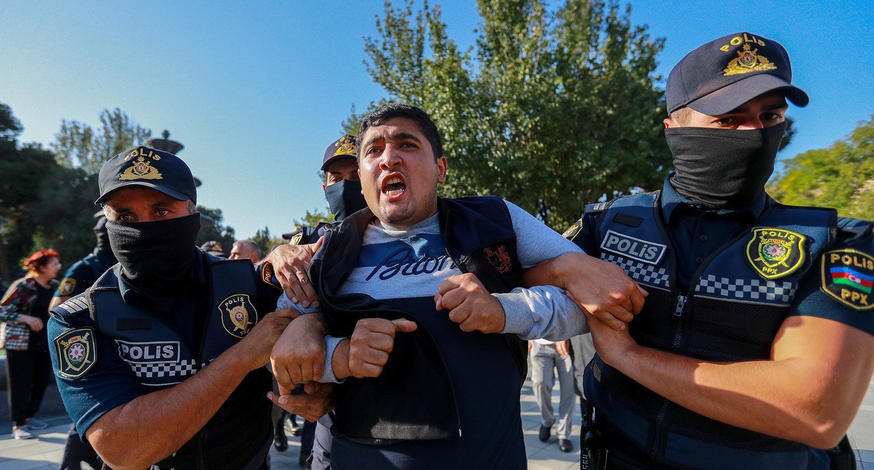 Задержание активиста в Баку. Фото Азиза Каримова для "Кавказского узла".