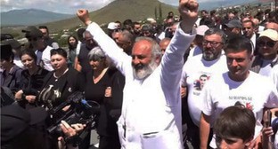 Баграт Галстанян и его сторонники в Ереване. 9 мая 2024 Фото: https://news.am/rus/
