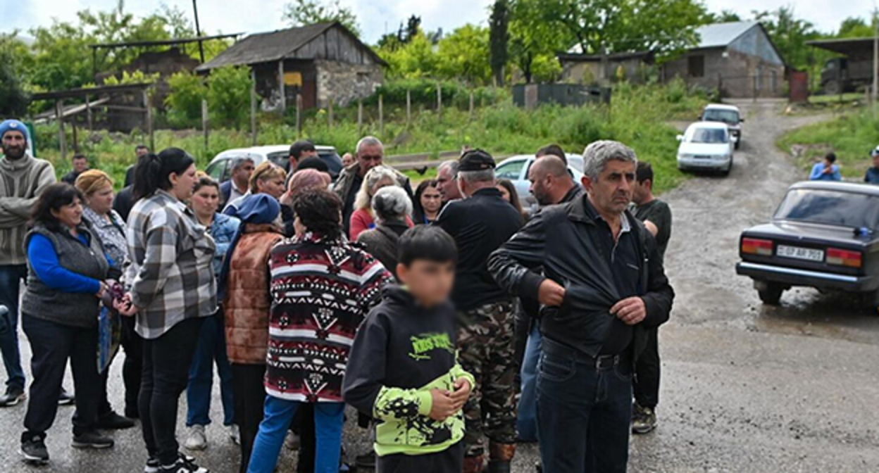 Жители Киранца заблокировали межгосударственную дорогу. 16 мая 2024 г. Скриншот видео https://am.sputniknews.ru/20240516/zhiteli-kirantsa-perekryli-mezhgosudarstvennuyu-trassu-armeniya-gruziya-75854676.html