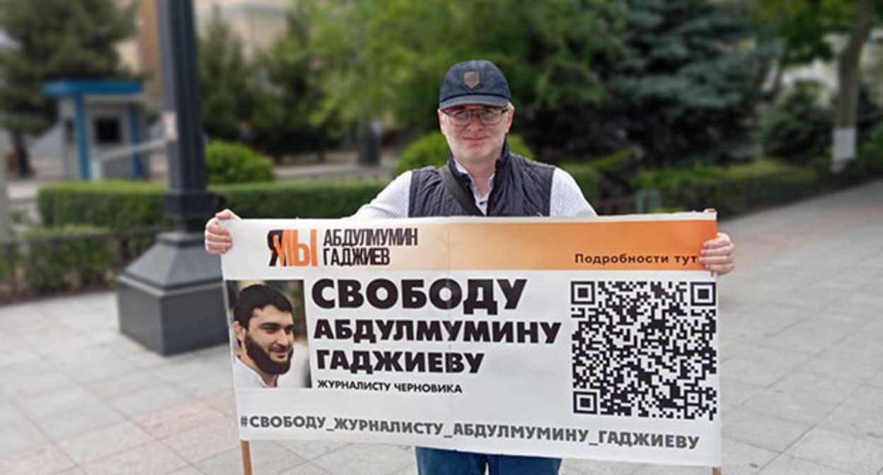 Магомед Магомедов в одиночном пикете. Махачкала, 27 мая 2024 г. Фото: телеграм канал "Черновик" 