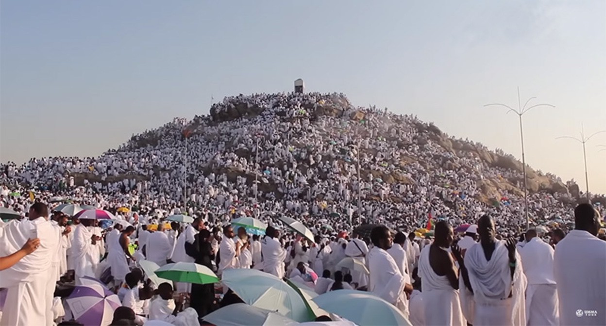 Участники хаджа на горе Арафат. Кадр видео https://www.youtube.com/watch?v=OR-NsB-MYNc