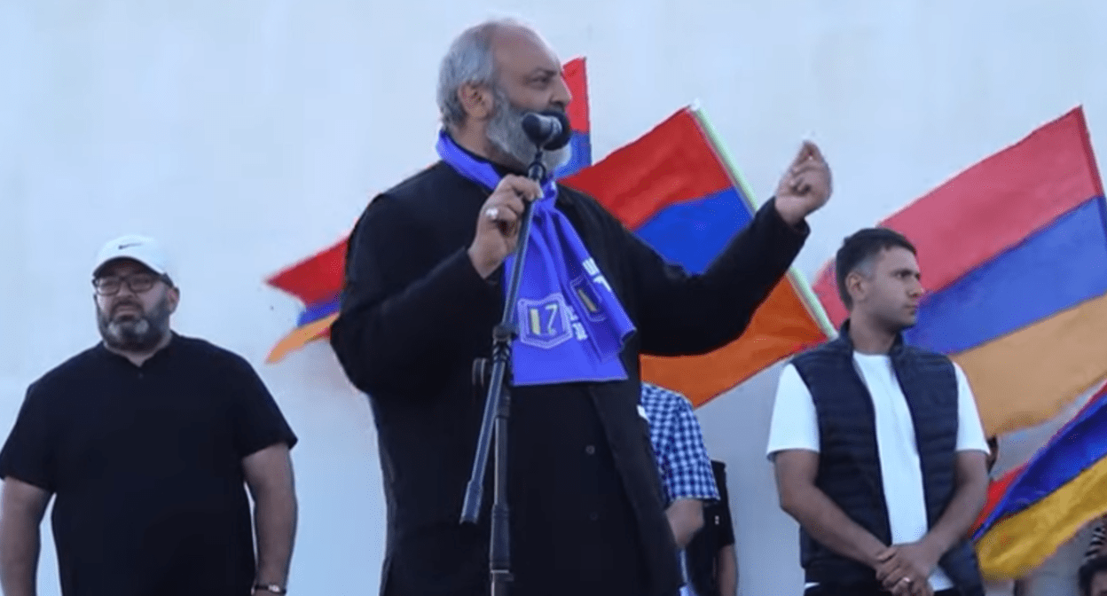 Баграт Галстанян на митинге в Сотке. Стоп-кадр видео News.Am от 05.06.24, https://www.youtube.com/watch?v=7-T6oL7GiIc&t=417s
