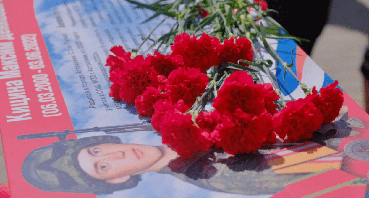 Открытие парты в память о Максиме Кицине. Скриншот фото из Telegram-канала Дмитрия Мазаева от 29.05.24, https://t.me/dmazaev/2588
