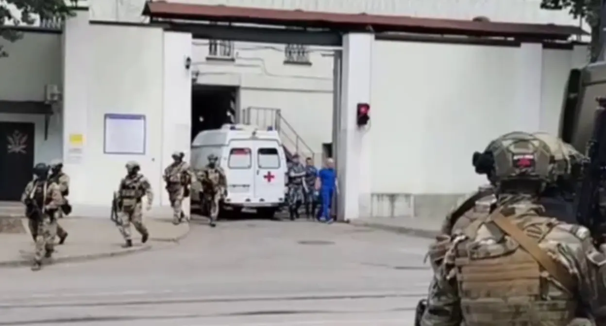 Кадр из видео силовой операции в СИЗО в Ростове-на-Дону, где был захват заложников. 16 июня 2024 г.
Фото: официальный телеграм-канал Росгвардии