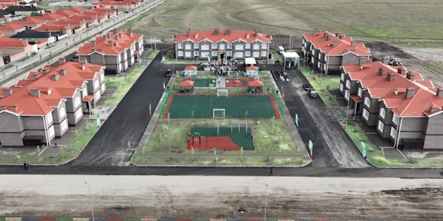 Жилье для палестинских беженцев в Грозном. Стоп-кадр видео из Telegram-канала Ахмеда Дудаева от 29.06.24, https://t.me/akhmeddudaev/3449
