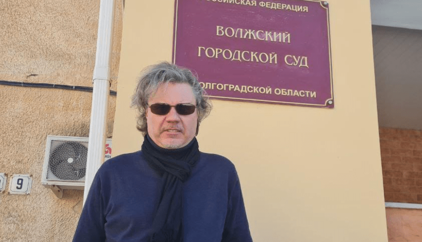 Александр Ефимов у здания Волжского горсуда. Фото предоставлено "Кавказскому узлу" Александром Ефимовым.
