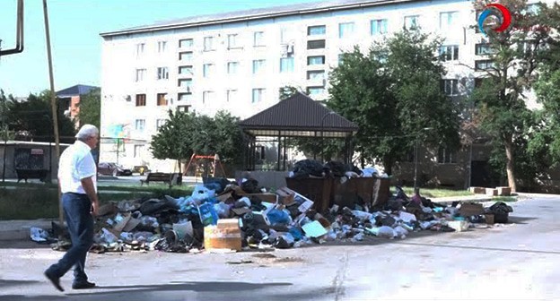 Мусор на улицах Буйнакска. Скриншот видео 
ТБС БУЙНАКСК https://www.youtube.com/watch?v=FcYB8krQk_o