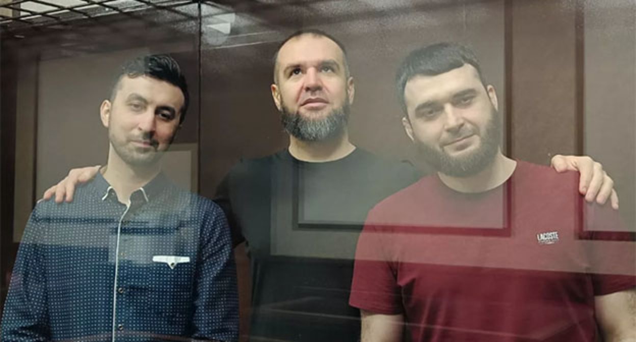 Кемал Тамбиев, Абубакар Ризванов и Абдулмумин Гаджиев (слева направо) в зале суда. Фото: "Черновик" https://www.chernovik.net/news/abdulmumin-gadzhiev-kemal-tambiev-i-abubakar-rizvanov-nevinovnye-lyudi-osuzhdeny-i-pyatyy-god