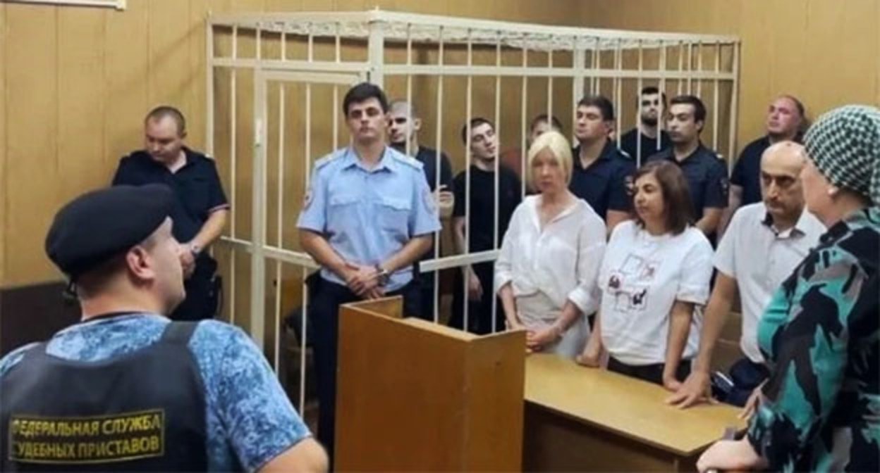 Обвиняемые в причастности к беспорядкам в махачкалинском аэропорту в зале суда. Август 2024 г. Фото: пресс-служба судов Краснодарского края
