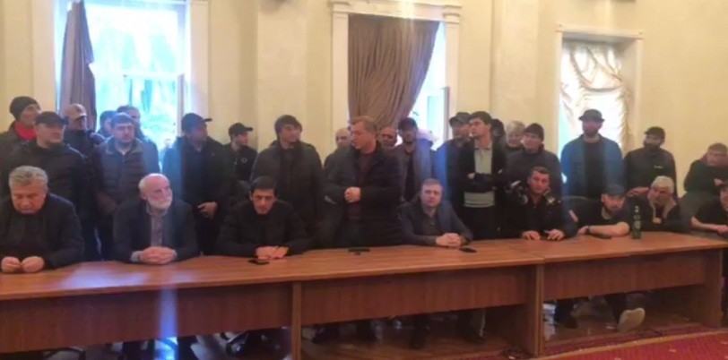 Участники совещания оппозиции в здании администрации президента Абхазии. Кадр видео из телеграм-канала D News Абхазия https://t.me/DNAbkhazia/8719