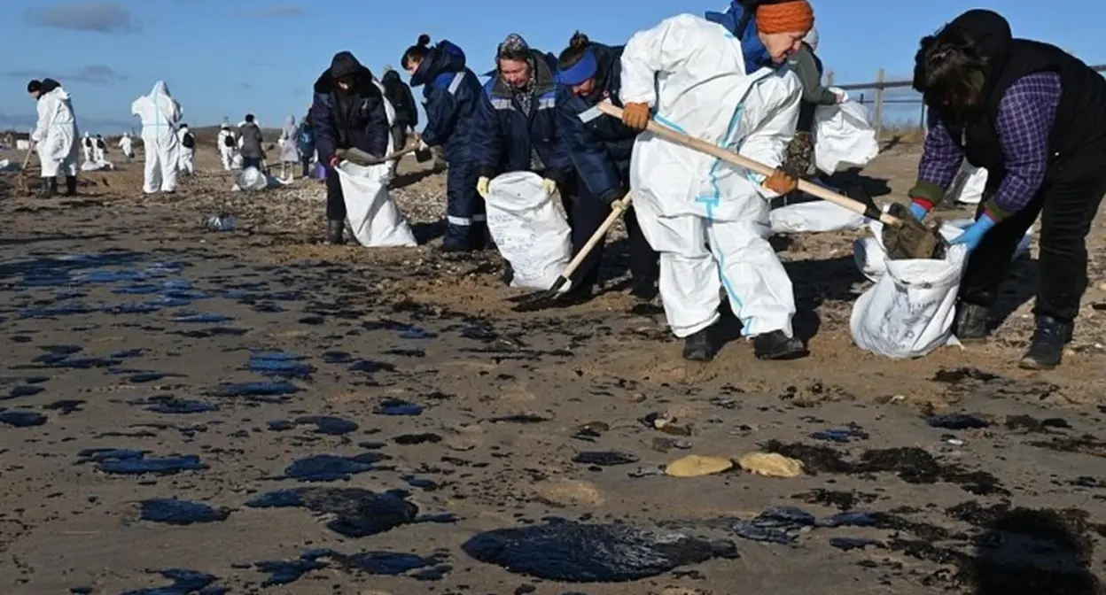 Спасатели и волонтеры убирают мазут, выброшенный на берег. Декабрь 2024 г. Фото: оперативный штаб Краснодарского края
