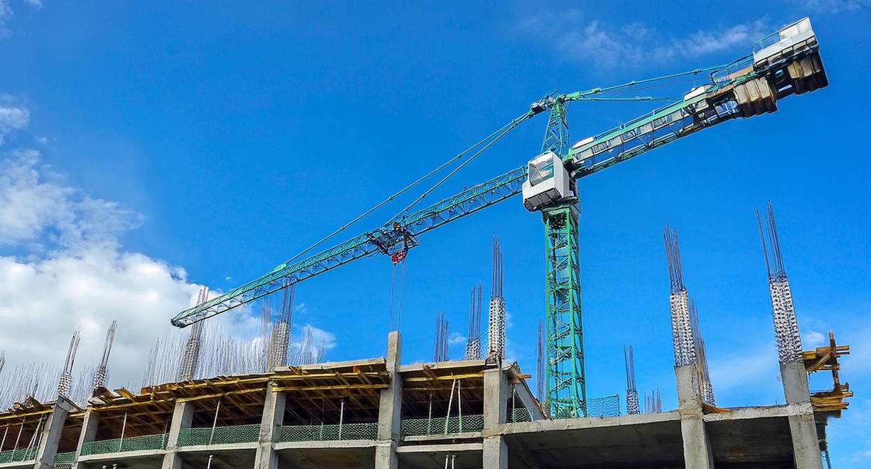 Строительство дома. Иллюстрация создана "Кавказским узлом" с помощью ИИ в программе Photoshop