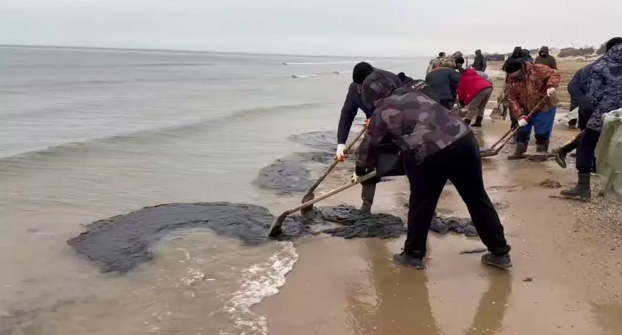 Выброс мазута на побережье. Фото: оперативный штаб - Краснодарский край/Telegram