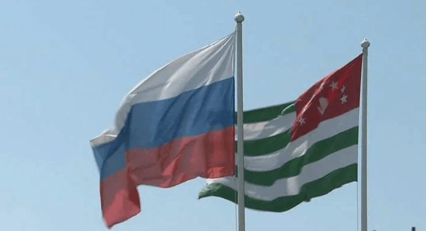 Флаги России и Абхазии. Скриншот фото https://vesti-sochi.tv/obshhestvo/73691-posolstvo-rf-v-abkhazii-priostanavlivaet-priem-grazhdan?from=feed.