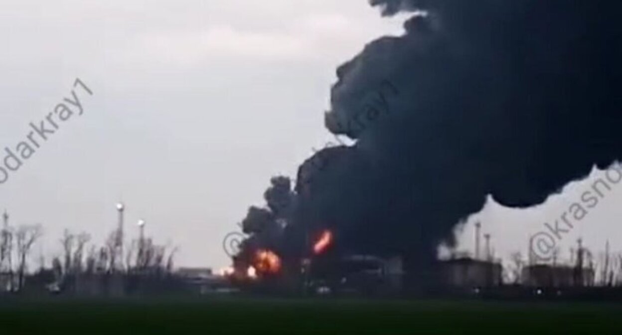 Пожар на нефтебазе в станице Кавказской. 19 марта 2025 г. Фото: телеграм-канал "Краснодар и край"
