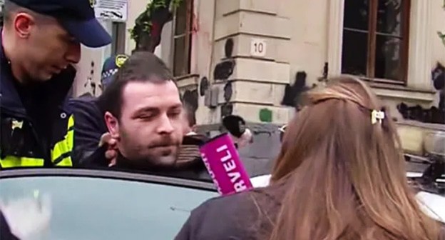 Гела Хасая. Фото: https://www.interpressnews.ge/ru/article/167599-u-zdaniia-parlamenta-gruzii-sotrudniki-pravookhranitelnykh-organov-zaderzhali-aktivista-gelu-khasaia