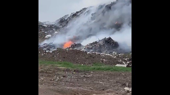 Возгорание на мусорном полигоне в Усть-Лабинском районе. Кадр видео из телеграм-канала администрации района https://t.me/ustlab_press_sektor/17873