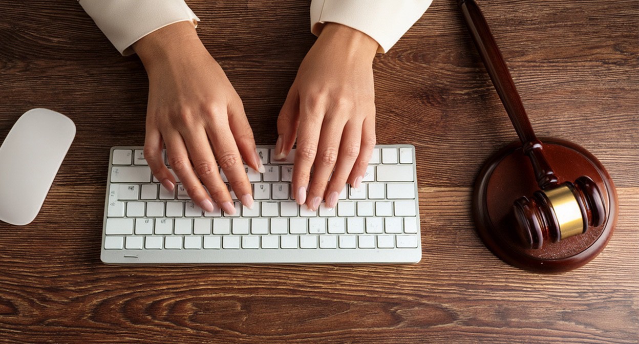 Женские руки набирают текст. Иллюстрация создана «Кавказским узлом» с помощью ИИ в программе Photoshop

