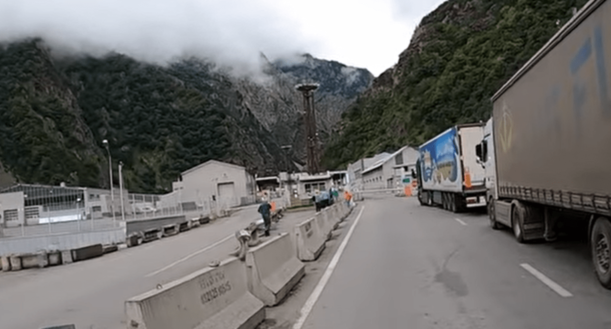 КПП "Верхний Ларс". Скриншот видео YouTube-канал Michael the Trucker