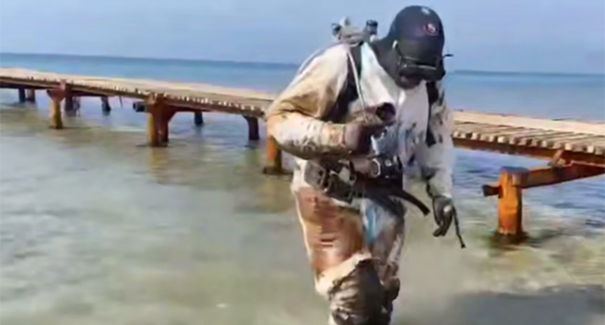 Водолаз несет грунт с мазутом. Скриншот видео от 1 апреля 2025 г. https://t.me/opershtab23/13060