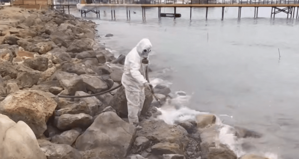 Очистка камней у морпорта в Анапе. Стоп-кадр видео оперштаба Краснодарского края от 05.04.25, https://t.me/opershtab23/13113.