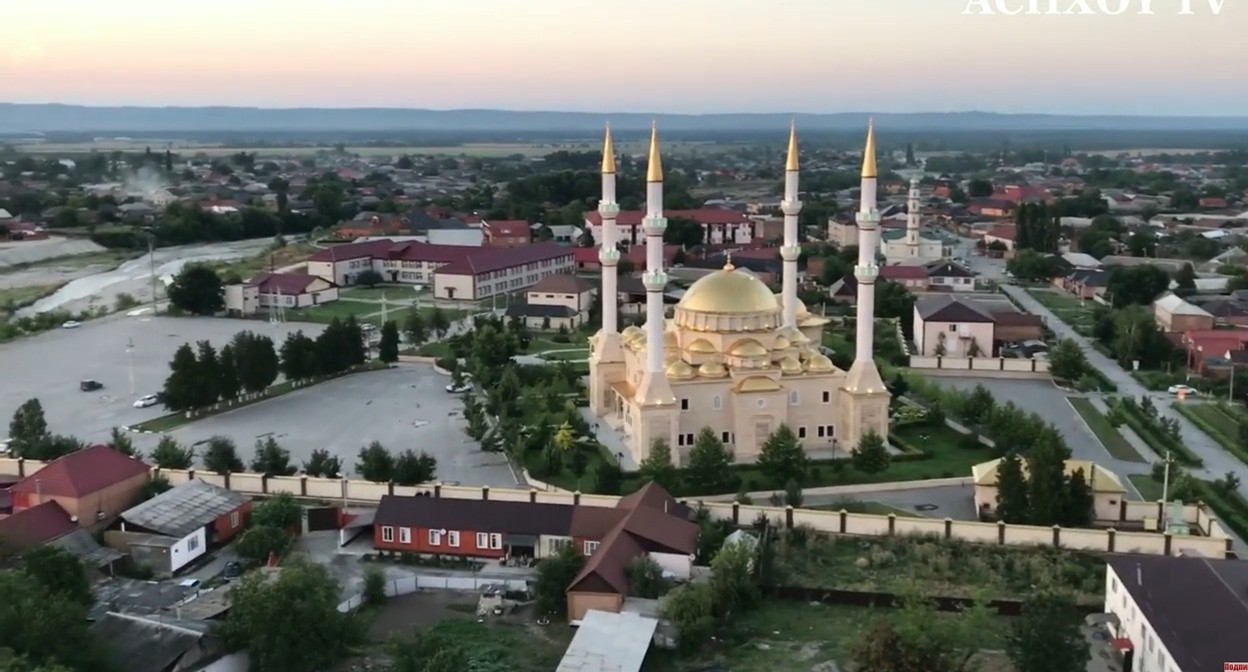 Центр Ачхой-Мартана. Улица Кадырова в Ачхой-Мартане. Кадр видео ACHXOY TV на YouTube youtu.be/CijRrP3HKRU?si=fwo5Q_JQATf9CiSq