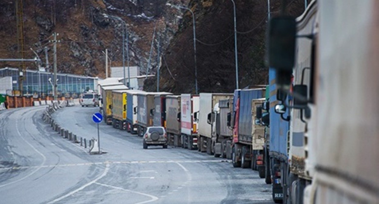Очередь грузовиков на Военно-Грузинской дороге. Фото: https://region15.ru/bolee-780-gruzovikov-skopilos-v-ocheredi-na-vyezd-iz-rossii-v-storonu-gruzii/