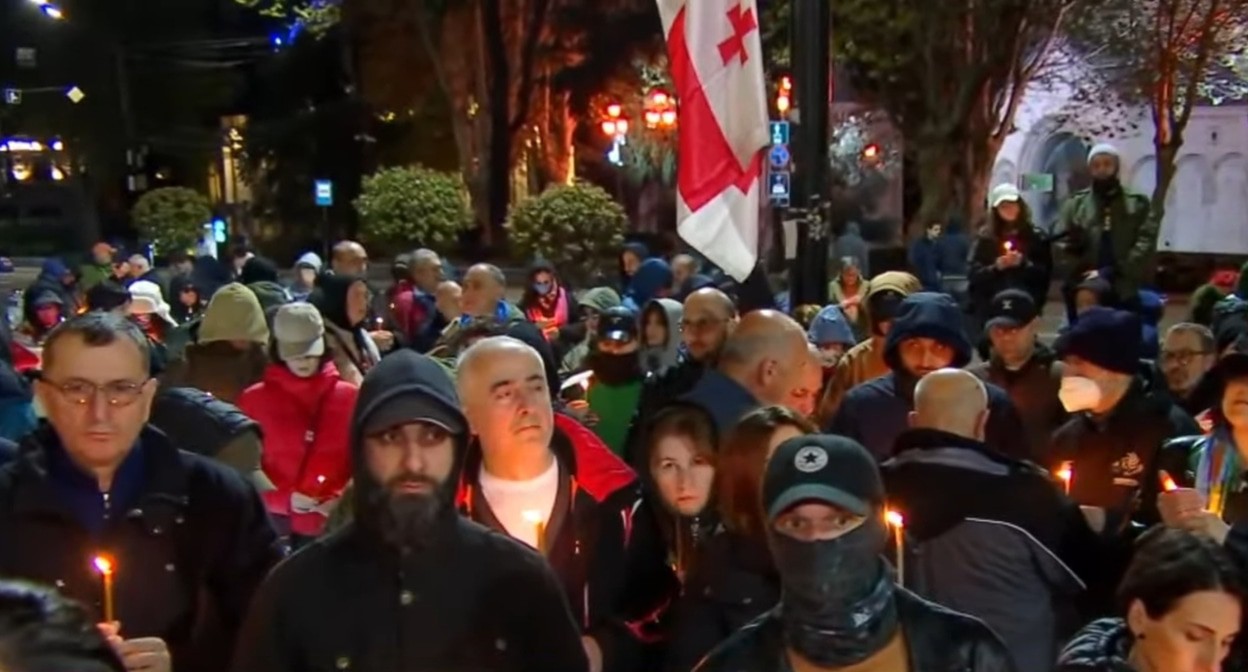 Люди у мемориала погибшим 9 апреля 1989 года. Кадр трансляции Formula TV www.youtube.com/live/XNQuSNBxOBE?si=L_6XMMWpuKJP-6qM