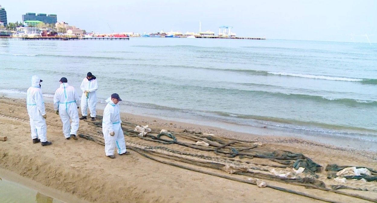 Участники ликвидации последствий разлива мазута. Анапа, 11 апреля 2025 года. Кадр видео из телеграм-канала оперштаба Кубани https://t.me/opershtab23/13196