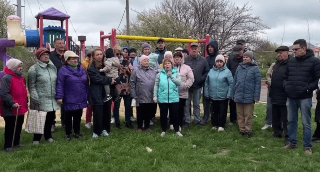 Обращение жителей хутора Воскресенский к Путину. Стоп-кадр видео из Telegram-канала "Анапа гражданская" от 09.04.25, https://t.me/anapa_grazhdan/8683.