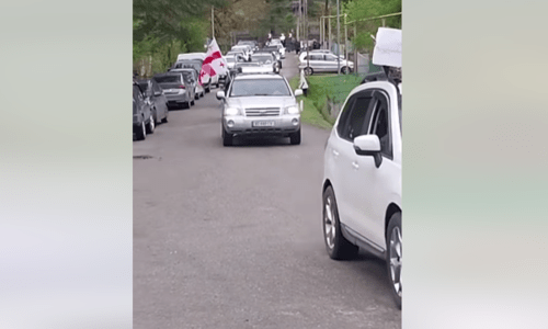 Колонна машин на акции протеста в Сулори. Стоп-кадр видео "Мауцкебели" от 12.04.25, https://www.facebook.com/watch/?v=1881768255898860 (деятельность компании Meta, владеющей Facebook, запрещена в России).