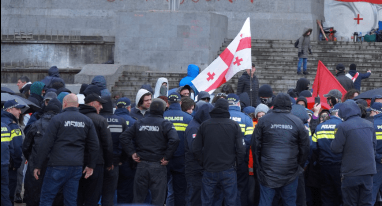 Силовики у парламента Грузии. Скриншот фото Publika от 12.04.25, https://www.facebook.com/photo?fbid=1421148292618050&set=pcb.1421148442618035 (деятельность компании Meta, владеющей Facebook, запрещена в России).