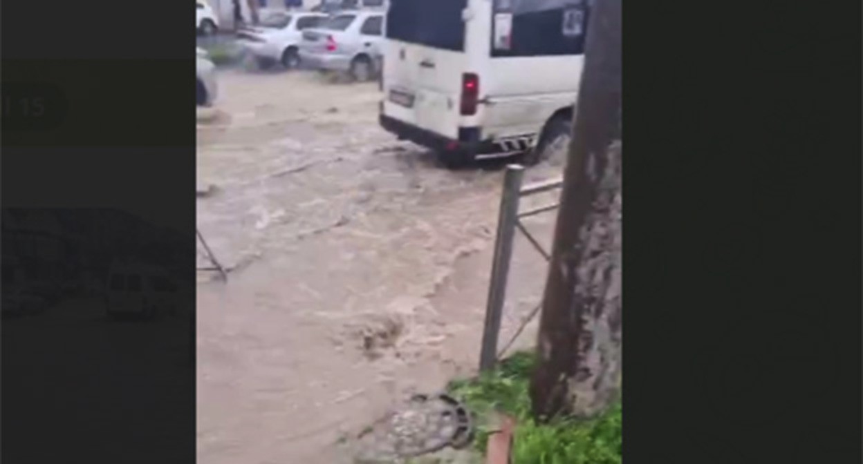 Затопленная дорога в Махачкале. 15 апреля 2025 г. Скриншот видео https://t.me/YusupUmavow/4911
