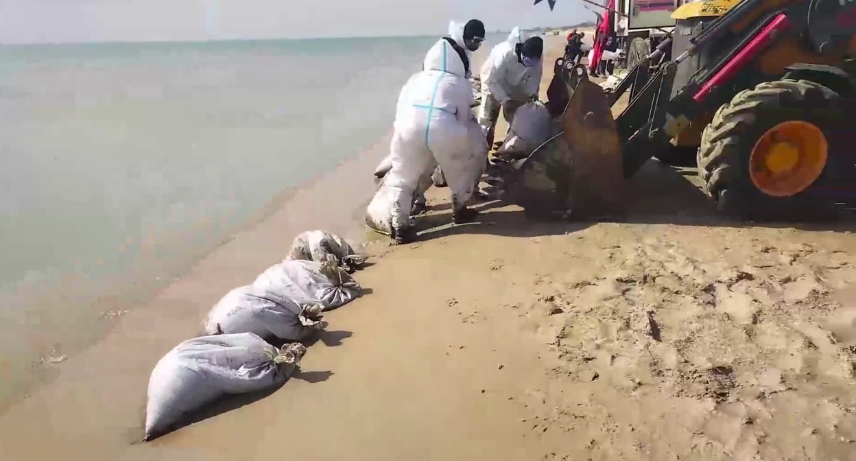 Мешки с мазутом на побережье Анапы. Фото оперативный штаб Краснодарского края