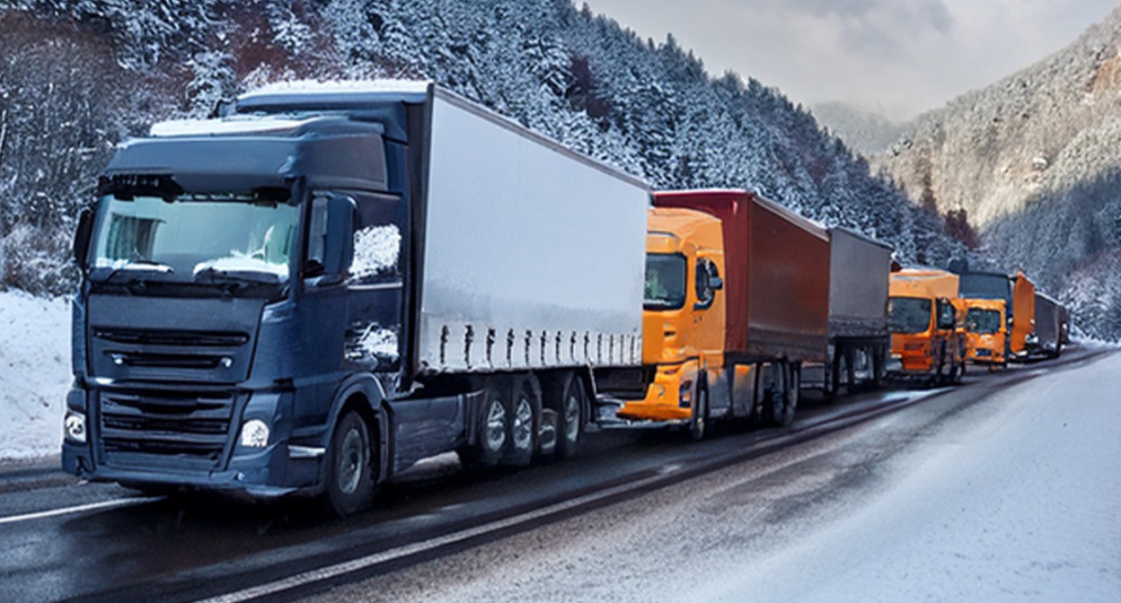 Грузовики в очереди на проезд. Иллюстрация создана "Кавказским узлом" с помощью ИИ в программе Photoshop