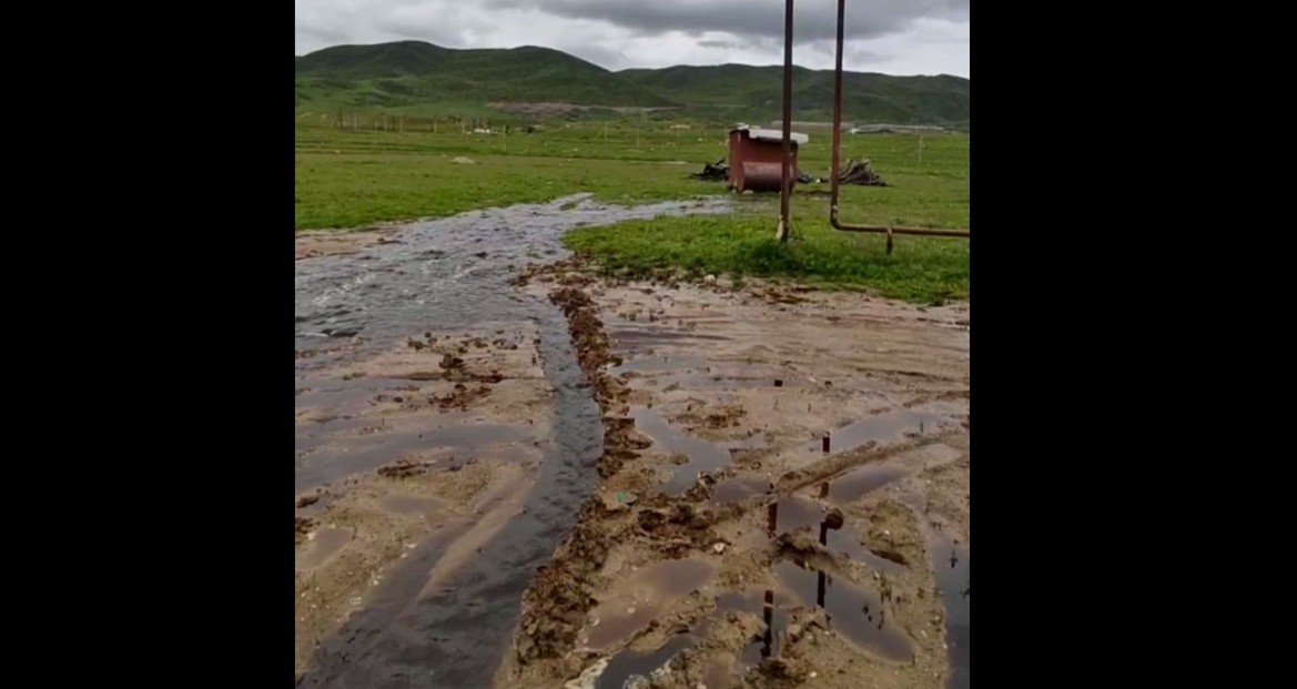 Стоки с мусорного полигона. 16 апреля 2025 года, Карабудахкентский район. Кадр видео из телеграм-канала "Черновика" https://t.me/chernovik_new/1910