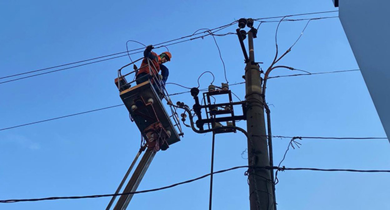 Работы по устранению неполадок в электроснабжении. Фото: https://riadagestan.ru/