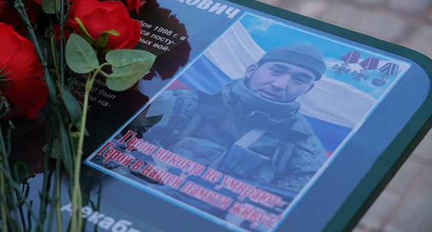 В Бирюковской СОШ открыли "Парту Героя", посвященную памяти выпускников образовательного учреждения. 28 апреля 2025 г. Фото: https://t.me/dmazaev/3878