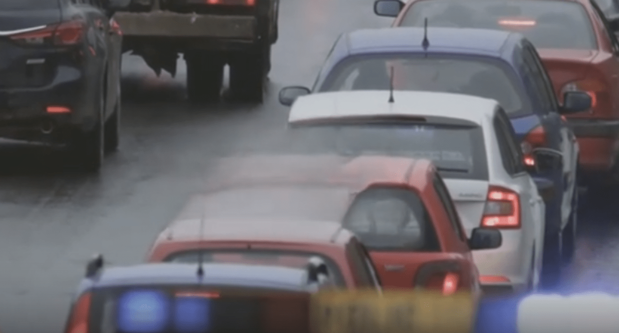 Автомобильная пробка. Кадр видео https://rutube.ru/video/10db0eac7cc4cb7f7aa6f635351cb0c0/.