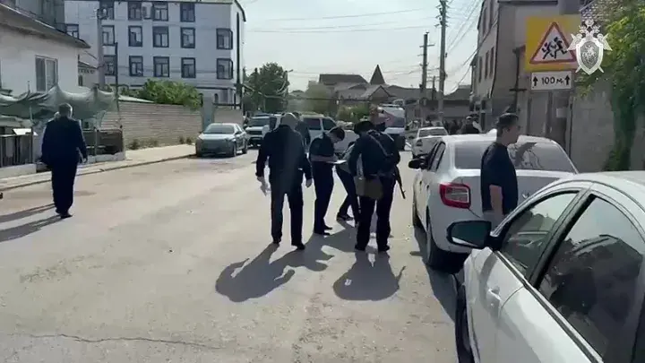 На месте нападения на полицейского в Махачкале. 5 мая 2025 г. Скриншот видео Следком РФ 