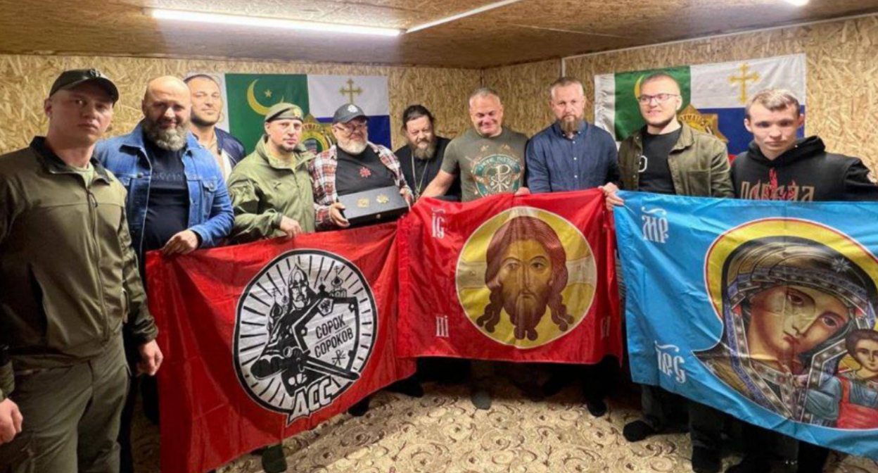 Аати Алаудинов среди представителей движения "Сорок Сороков". Скриншот фото из Telegram-канала "Кормухин"