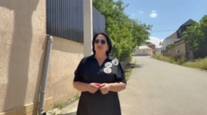 Жительница Атланаула Наида Меджидова просит внимания властей к состоянию электросетей села. Стоп-кадр видеообращения Меджидовой, опубликованного в телеграм-канале "Черновика".