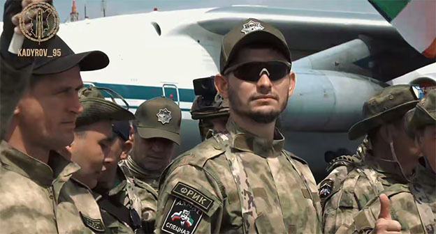 Группа добровольцев отправилась из Грозного в зону военной операции. 8 июля 2025 г. Скриншот видео https://t.me/RKadyrov_95/5823