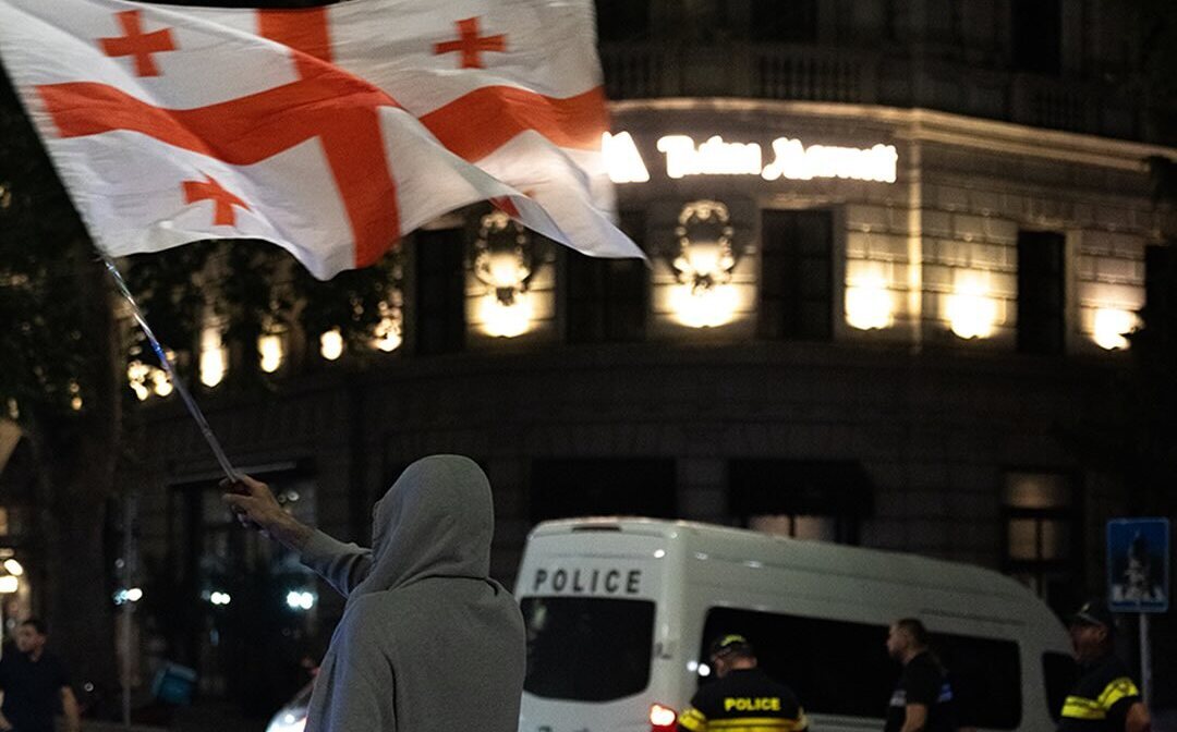 Участник акции на проспекте Руставели с флагом Грузии. Фото: Keto Mikadze / Publika